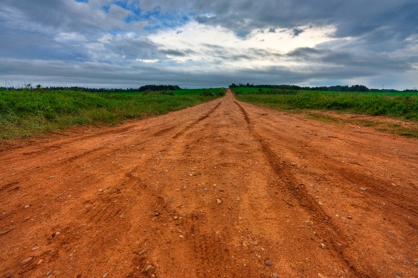 Chemin de terre rouge