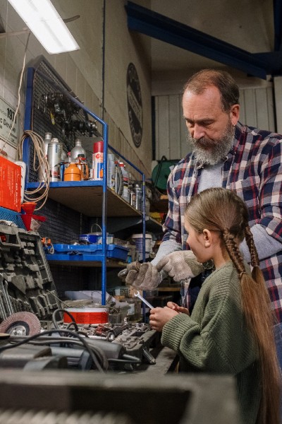 Grand Ami apprend à bricoler avec des outils à une jeune fille